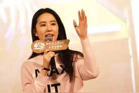刘亦菲现身成都宣传电影《二代妖精之今生有幸》图片