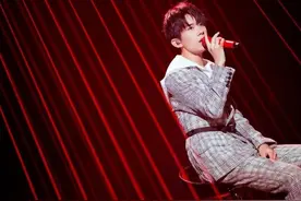 暖哭 易烊千玺兑现承诺手写1600张定制卡片送粉丝图片