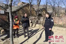 汝州交警入村入户开展扶贫工作图片