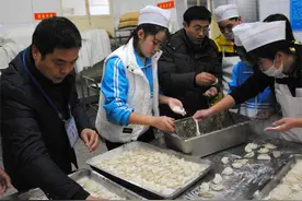 济南信息工程学校：师生包饺子 冬至暖融融图片