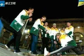 男星也爱一字马，鹿晗、王俊凯太尴尬，李易峰太搞笑图片