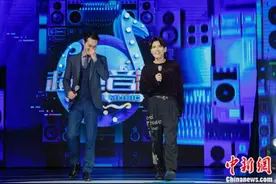 《超强音浪》杨宗纬走秀气场全开 仰卧起坐嗨唱图片