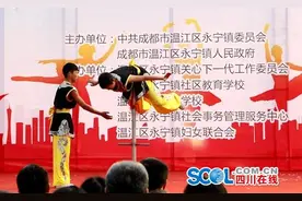 成都初中生表演硬气功“肚顶长矛” 技惊四座图片