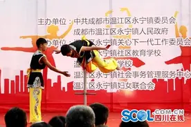 成都初中生表演硬气功“肚顶长矛” 技惊四座图片