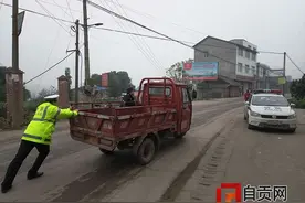 电三轮出故障 民警帮忙推车图片