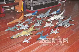 冰城“老男孩”刻木头造出精美飞机模型图片
