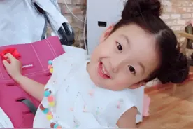 小泡芙梳哪吒头甜美满分 白裙飘飘宛如小公主图片