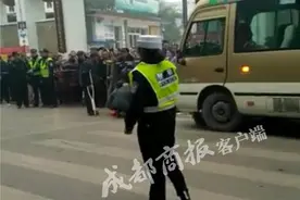 宜宾长宁县培风中学门口 一中巴车撞倒两老人致1老太死亡图片