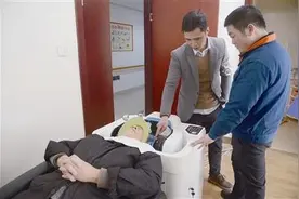 新昌县阳光福利中心20多位老人享受智能洗头图片