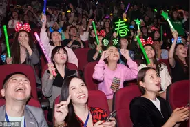 花式虐单身狗！陈小春台上唱歌耍帅 应采儿台下卖萌力挺老公图片