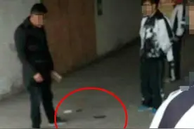 学校规定不让玩手机 老师亲自砸毁引争议图片