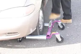 教你对付乱停车司机，保证让他吸取教训，后悔不已！视频封面