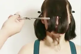 30岁美女挑战齐刘海，一剪刀下去，瞬间年轻十岁！视频封面