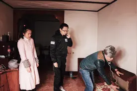 老婆手机掉了，全家帮忙找，最后父亲说的话竟启发了100万人！视频封面