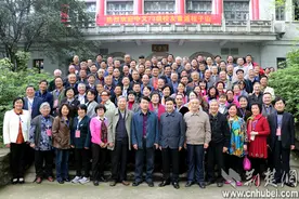 华中师大73级老大学生相隔40年重返母校 “寻亲”经历感人图片
