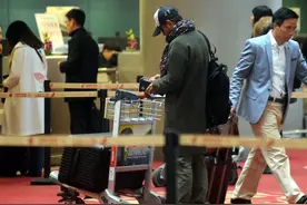 谁也别认出我！文章全副武装独自现身机场 全程低头疾走低调不已图片