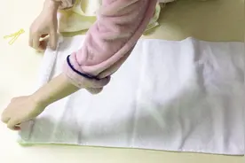 2条毛巾卷一卷套在一起，没想到做成玩具娃娃，好玩又好看