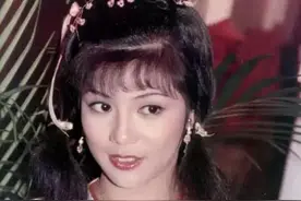 罗文甄妮演唱的《射雕英雄传》主题曲满江红，一生有意义，不能忘图片