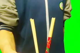 小伙用食指直接劈断30厘米的筷子！气功？揭秘后特简单！