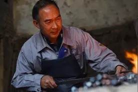 父亲35年热门手艺如今难生存 儿子月薪七千不愿继承视频封面