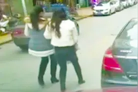 女子和闺蜜街上散步，没想到事故来的如此突然！视频封面