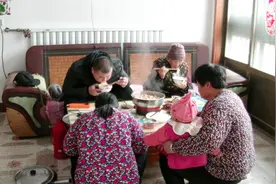 当火锅遇上农村妈妈的手擀面，再冷的冬天瞬间变暖视频封面