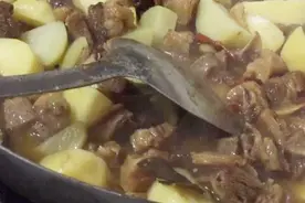 顽味食堂｜新疆美食——土豆炖风干牛腩，炖一盆都不够吃，太香了视频封面