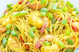 教你一种最家常的虾仁炒面方法，在家10分钟就可以轻松搞定