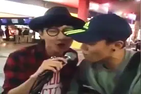 林俊杰街头偶遇粉丝唱自己的歌曲，接下来做的事情让粉丝热血澎湃视频封面