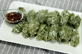 教你用胡萝卜叶子做一道美食，饭店吃不到，父辈人吃的最多视频封面