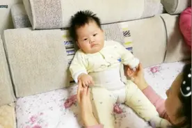 宝宝五个半月会坐了，坐的有模有样，我们平时是这样练习的！