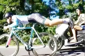 歪国小哥“超人”飞行姿势骑行，速度吓坏路人