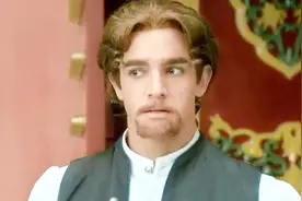 班杰明急着去见小燕子，自制小胡子被众人嬉笑半天