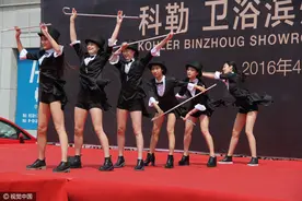 商家开业请洋模特走台，金发碧眼透露着异域风情图片