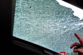 奥迪天窗玻璃爆裂 人为？自爆？图片