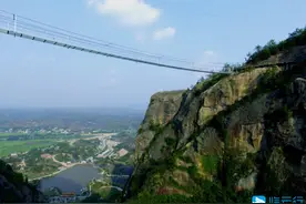 高空练胆 准空姐玻璃桥上腿夹纸片图片