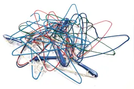 家里衣架太多太乱难收纳，小伙教你这样做，只需3秒就能解决难题视频封面