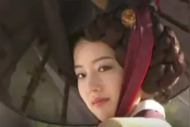 韩剧强烈推荐，用一句话来描述文根英和文彩元初次相见的样子视频封面