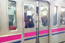 咋搞的 日本地铁车门半开虚掩 一直开不了车视频封面