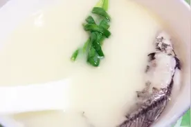 体寒脾虚？快来一碗健脾利湿、温中下气的牛奶鲫鱼汤吧视频封面