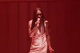 2000年张国荣演唱会穿女装亮相视频封面