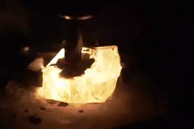 电钻在打火石上钻孔会发生什么？画面很绚丽。。。