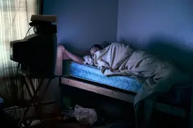 贫民窟的一家五口靠刷爆信用卡生活：美国穷人生活原来如此视频封面