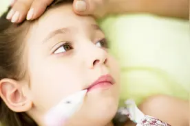 9岁小女孩天生不能流泪眼睛瞎了，北大博士只用口水将其治愈