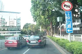 十字路口前车坏了，后车压线变道被扣分，老司机这样过竟然不被罚视频封面