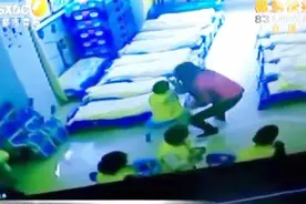 心疼！三岁男童遭老师胶带封嘴视频封面