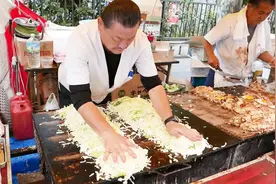 日本街头小吃御好烧，看看是怎么做出来的视频封面