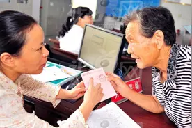 退休时，养老保险没交够15年怎么办？还可以领取养老金吗？视频封面