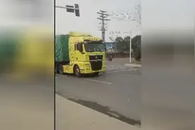 实拍50吨大货车过驼峰桥！这司机真是硬着头皮在开车啊！视频封面