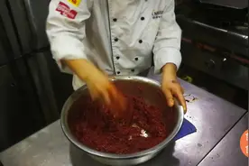 厨师长教怎样腌牛肉，不出水不粘锅，难怪饭店的牛肉这么滑嫩好吃视频封面